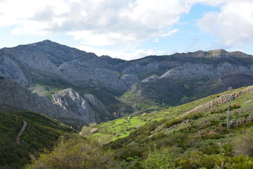 Fototapeta na wymiar panoramica de las montañas de los picos de europa
