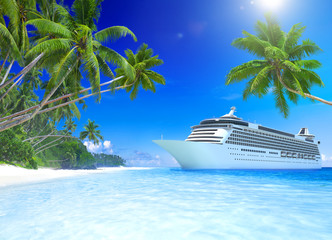 Cruise Ship at a Tropical Beach © Rawpixel.com