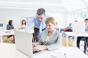 Obraz premium Boss Guiding Employee on the Job