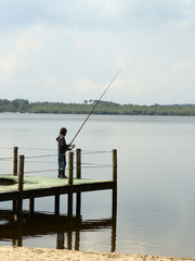 niño pescando
