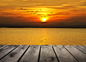 puesta de sol en el mar calmado