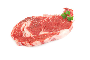 beefsteack cru de boeuf sur fond blanc