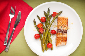 Salmon fillet with asparagus and cherry tomatoes
