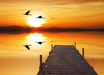 Obraz na płótnie Canvas cruzando el lago al amanecer