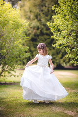 niña baila en el jardin, fiesta.