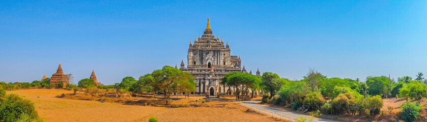 Fototapeta na wymiar Panoramiczny widok z buddyjskich świątyń w Bagan