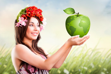 junge attraktive Frau hält grünen Apfel-Globus