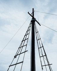 Fototapeta premium Simple ship's mast opposite the cloudy sky