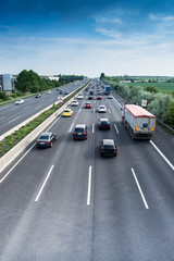 Verkehrsfluss auf Autobahn - obrazy, fototapety, plakaty