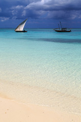 Obraz premium A traditional boat near a tropical beach