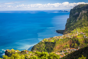 Küste auf der Insel Madeira im sonnigen Tag im Winter, Portugal?