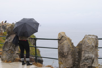 Turistas bajo de lluvia