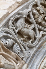 Cattedrale di Trani arco con bassorilievo