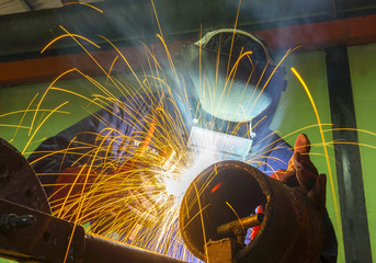 welder at workshop - obrazy, fototapety, plakaty