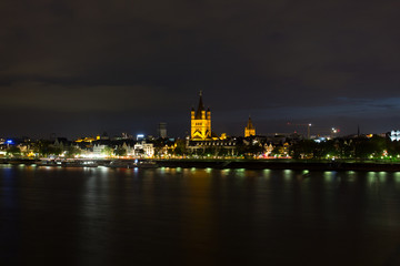 Fototapeta na wymiar Cologne on the Rhine river at night