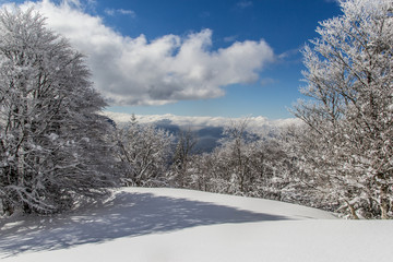 Montagnes sous la neige