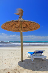sonnenschirm am strand von mallorca