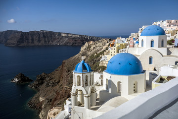 Fototapeta premium Niebiesko-biały kościół wioski Oia, Santorini