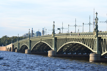 Fototapeta na wymiar Trinity Bridge w Sankt Petersburgu