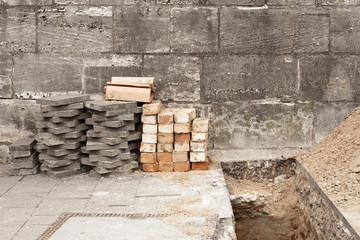 Gestapelte Betonplatten und Ziegelsteine bei Bauarbeiten