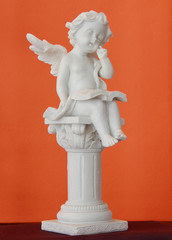 Statuette d'ange en lecture sur une colonne