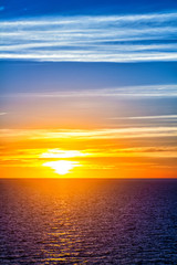 Fototapeta premium Kolorowy zachód słońca nad wodą morską