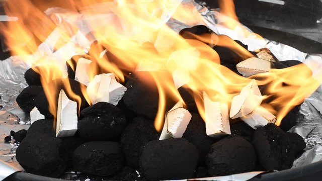 Grillkohle anz&uuml;nden