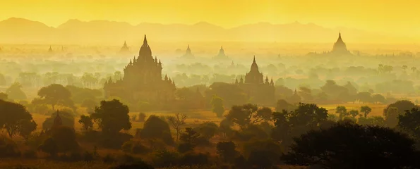 Fototapeten Sonnenaufgang über den Tempeln von Bagan in Myanmar © SANCHAI