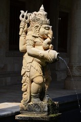 Statue de Ganesh et fontaine dans un jardin de Bali