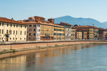 Fototapeta na wymiar Widok na rzekę Arno w Pizie, pałace CentroStorico