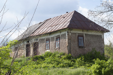 Fototapeta premium Abandoned old house in ukrainian village