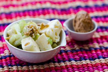 Insalata con noci formaggio e sedano