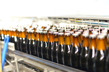 Fliessband in Brauerei // Assembly line with beer bottles