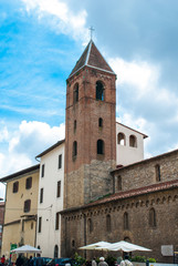 Fototapeta na wymiar Dzwonnica Kościół San Sisto w Cortevecchia Pizie