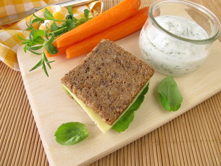 Vollkornbrot und Möhren mit Kräuter-Joghurt