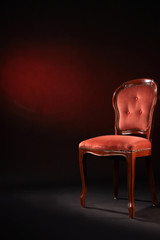 Leerer Stuhl rot