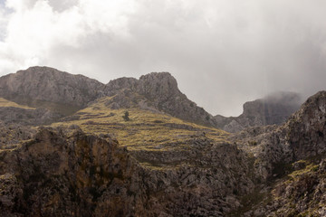 Berggipfel in Sonne und Wolken