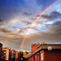 arco iris en la ciudad - obrazy, fototapety, plakaty