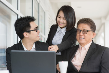 Fototapeta premium Businesspeople discussion at cafe