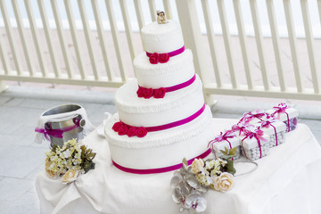 wedding cake with roses