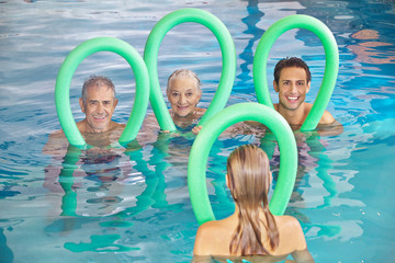 Aquafitness im Pool mit Senioren