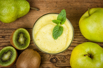 Obstsmoothie mit frischen Zutaten