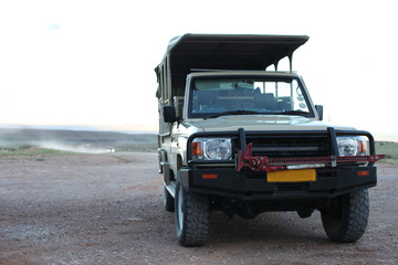 Fototapeta na wymiar Safari Touristen Jeep