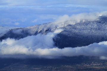 Montagnes du Jura sous les nuages