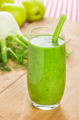 Grüner Smoothie mit Apfel und Fenchel