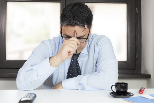 Uomo in ufficio preoccupato per la sua azienda