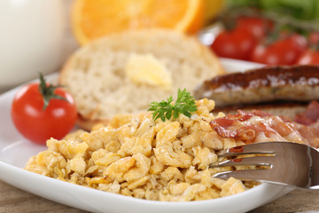 Rührei, Würstchen und Gemüse zum Frühstück