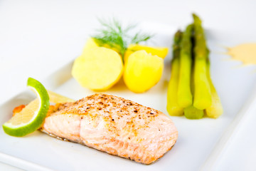 Gebratener Lachs mit Kartoffeln und grünem Spargel