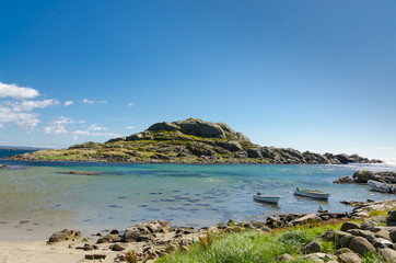Felsinsel in einer Bucht am Meer