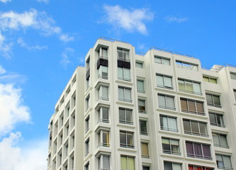 logements dans grand immeuble à paris
